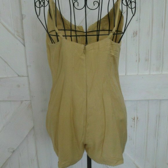 ✨ Urban Outfitters Embroidered Floral Romper - Picture 5 of 6